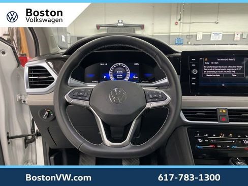 Certified 2025 Volkswagen Taos SE w/ Panoramic Sunroof Package image 13