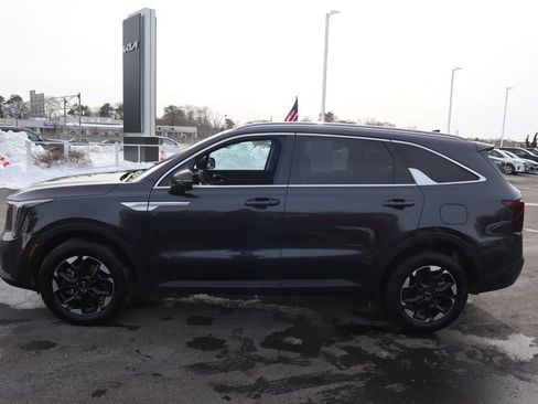Used 2025 Kia Sorento S image 8