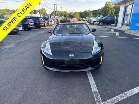 Used 2014 Nissan 370Z Touring RWD image 2