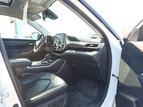 Used 2021 Toyota Highlander XLE image 16