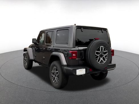 Used 2025 Jeep Wrangler Sahara image 9