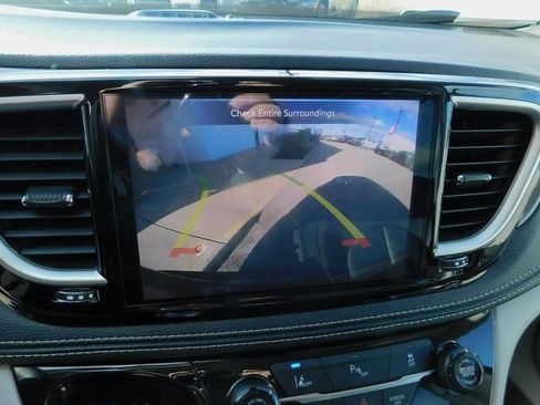 Used 2024 Chrysler Pacifica Select image 14