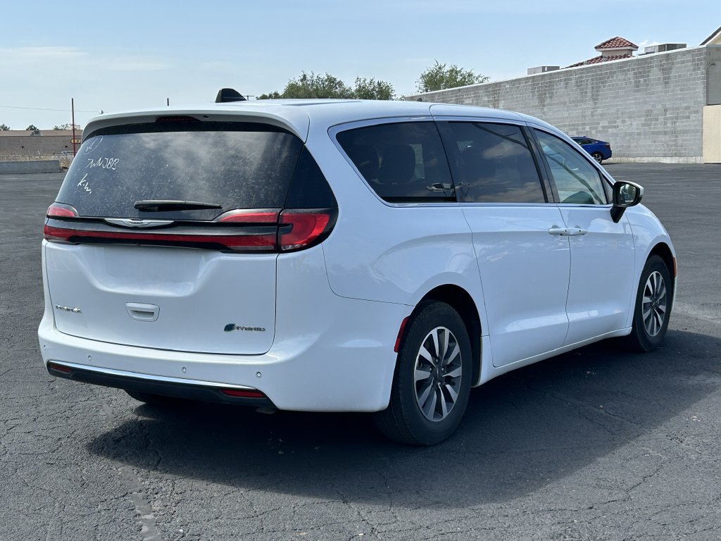 Used 2023 Chrysler Pacifica Touring-L FWD image 3