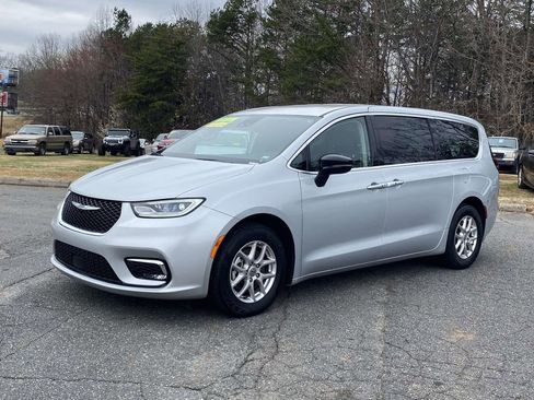 Used 2024 Chrysler Pacifica Touring-L image 1