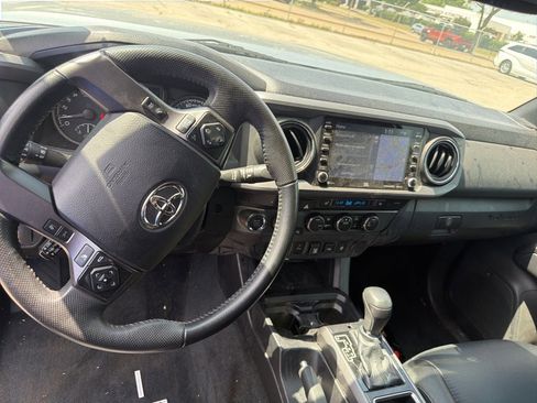 Used 2022 Toyota Tacoma TRD Off-Road w/ TRD Premium Off Road Package AWD/4WD image 11