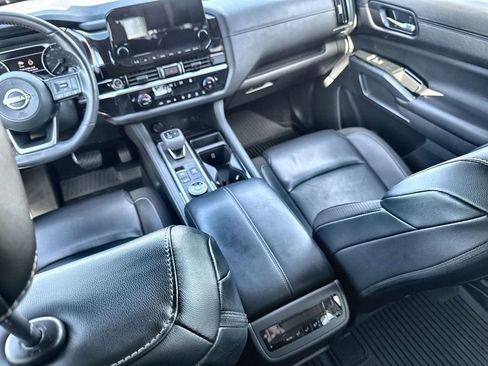 Used 2024 Nissan Pathfinder SL AWD/4WD image 18