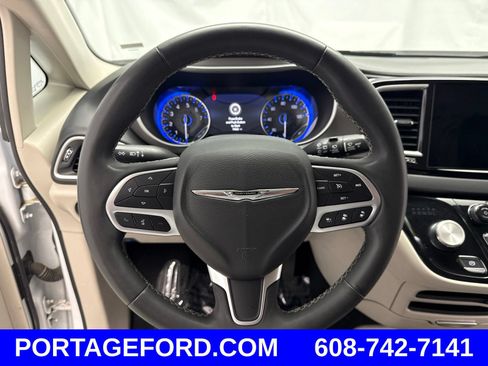 Used 2024 Chrysler Pacifica Touring-L FWD image 13