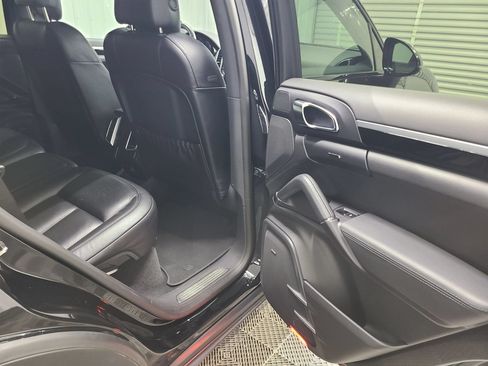 Used 2017 Porsche Cayenne AWD/4WD image 40