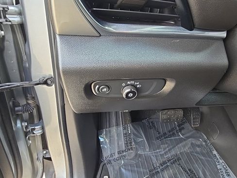 Used 2023 Chevrolet Traverse LT w/ Rear Camera Mirror Package image 11