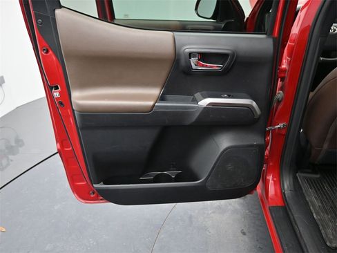 Used 2019 Toyota Tacoma Limited image 15