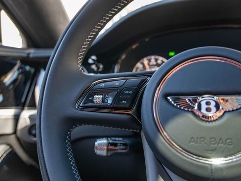 Used 2025 Bentley Flying Spur Plug-In Hybrid AWD/4WD image 18