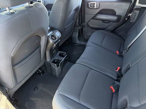 Used 2019 Jeep Wrangler Unlimited Sahara image 19