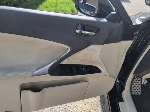 Used 2010 Lexus IS 250 w/ Preferred Accessory Package RWD image 15
