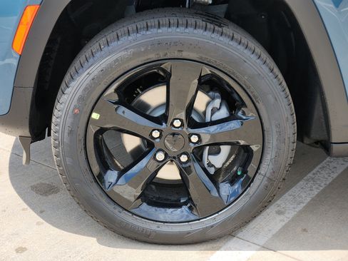 New 2026 Jeep Grand Cherokee Limited RWD image 8