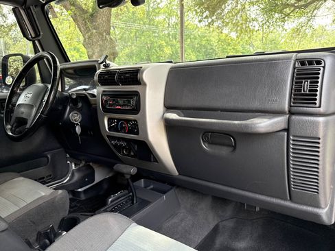 Used 2005 Jeep Wrangler Unlimited AWD/4WD image 33