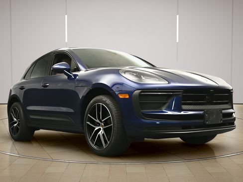 Certified 2023 Porsche Macan AWD/4WD image 31