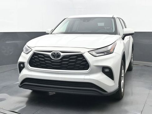Used 2024 Toyota Highlander LE image 5