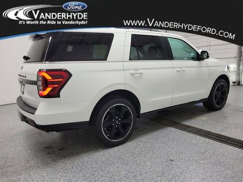 Used 2022 Ford Expedition Limited image 3