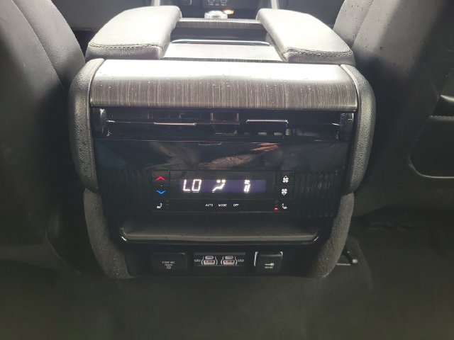 Used 2024 Jeep Wagoneer L Series III w/ Flexible Seating Group AWD/4WD image 11