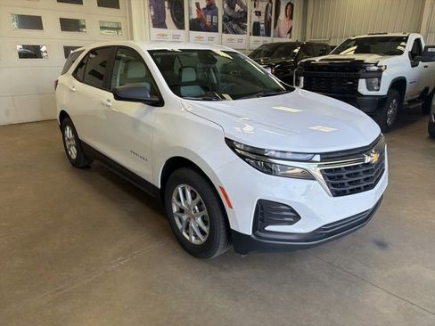 Used 2024 Chevrolet Equinox LS w/ LS Convenience Package AWD/4WD image 4