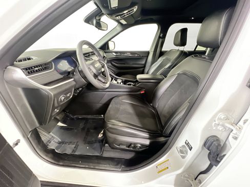 Used 2023 Jeep Grand Cherokee Altitude AWD/4WD image 20
