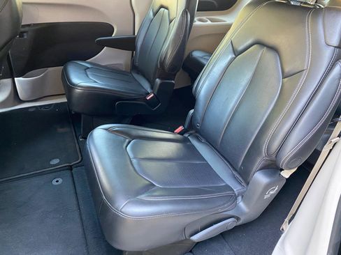 Used 2023 Chrysler Pacifica Touring-L FWD image 36