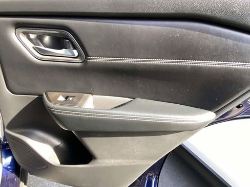 Used 2025 Nissan Rogue SV w/ SV Premium Package image 18