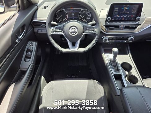 Used 2025 Nissan Altima 2.5 SV FWD image 12