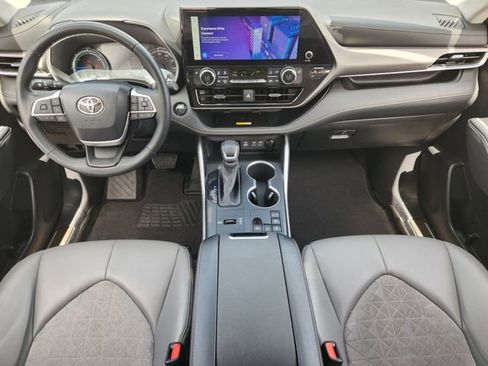 Used 2023 Toyota Highlander Bronze Edition FWD image 19