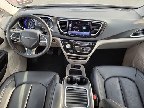 Used 2024 Chrysler Pacifica Touring-L FWD image 15