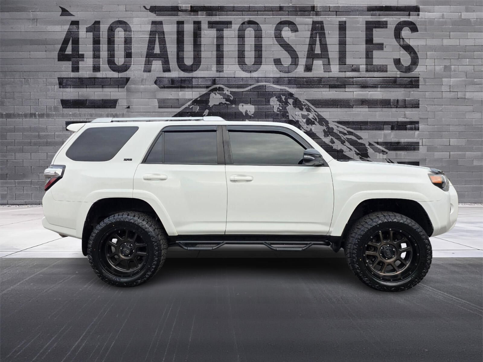 Used 2018 Toyota 4Runner SR5 AWD/4WD image 2
