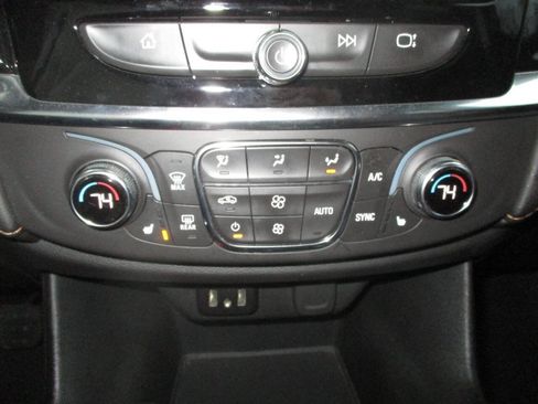 Used 2020 Chevrolet Traverse LT image 11