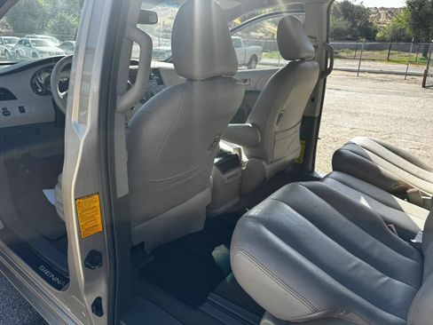 Used 2012 Toyota Sienna LE w/ Towing Pkg FWD image 11