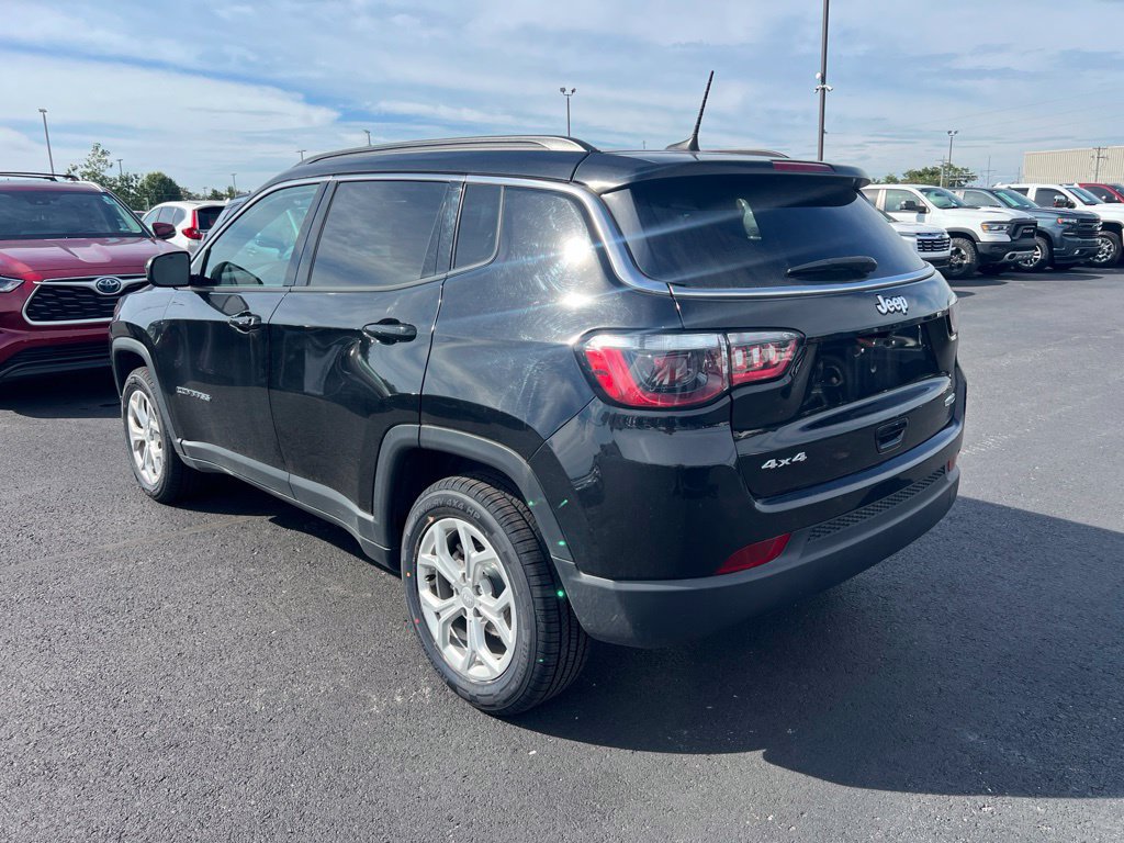 Used 2024 Jeep Compass Latitude AWD/4WD image 4