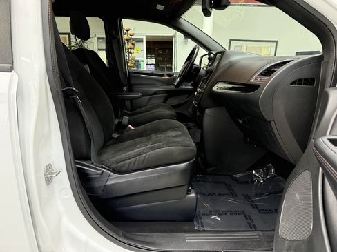 Used 2019 Dodge Grand Caravan SE FWD image 16