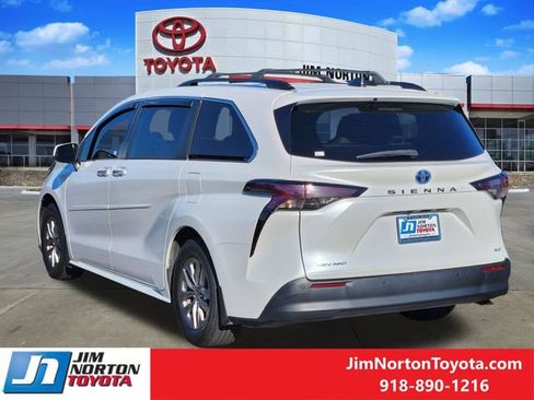 Used 2025 Toyota Sienna XLE AWD/4WD image 7