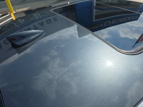 Used 2018 Chevrolet Malibu LT w/ Leather Package FWD image 3