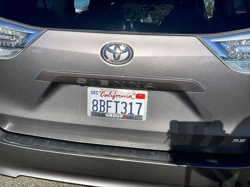 Certified 2017 Toyota Sienna SE Premium FWD image 9