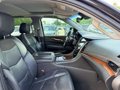 Used 2019 Cadillac Escalade ESV Luxury RWD image 13