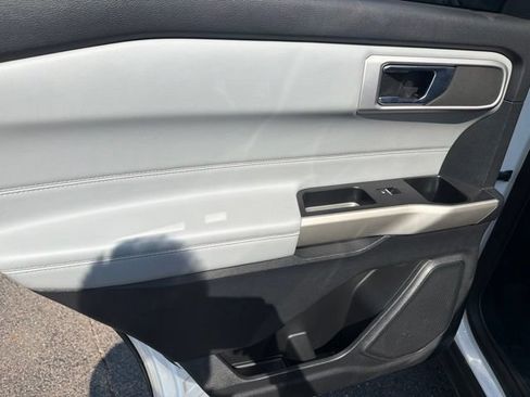 Used 2021 Ford Explorer XLT w/ Equipment Group 202A AWD/4WD image 18
