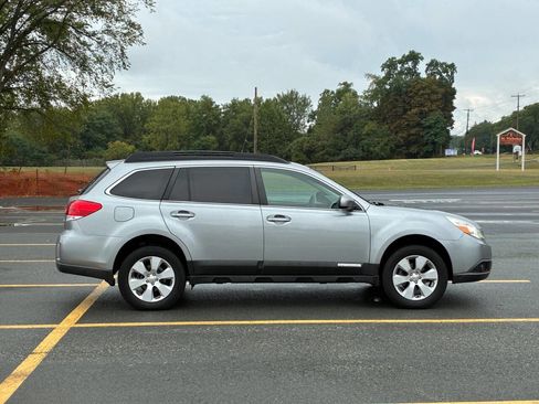 Used 2011 Subaru Outback 2.5i Limited w/ PWR Moonroof Pkg image 4