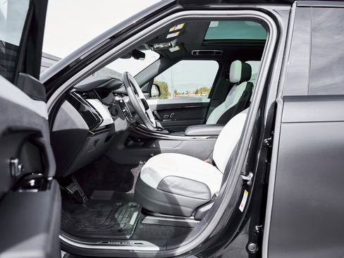 Used 2025 Land Rover Range Rover Sport Dynamic SE image 29