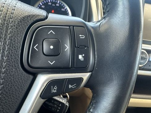 Used 2017 Toyota Highlander Plus FWD image 29