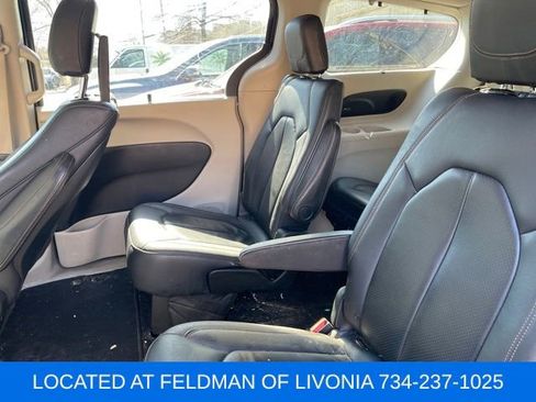 Used 2018 Chrysler Pacifica Touring-L Plus w/ Tire & Wheel Group image 9