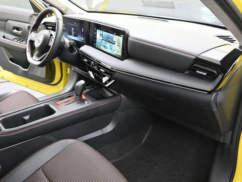Used 2025 Nissan Kicks SR w/ SR Premium Package FWD image 30