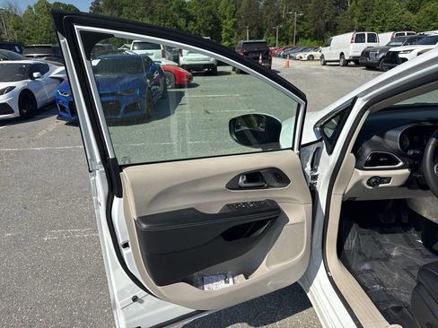 Used 2023 Chrysler Pacifica Touring-L FWD image 27