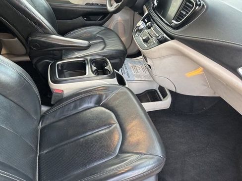 Used 2022 Chrysler Pacifica Touring-L image 38