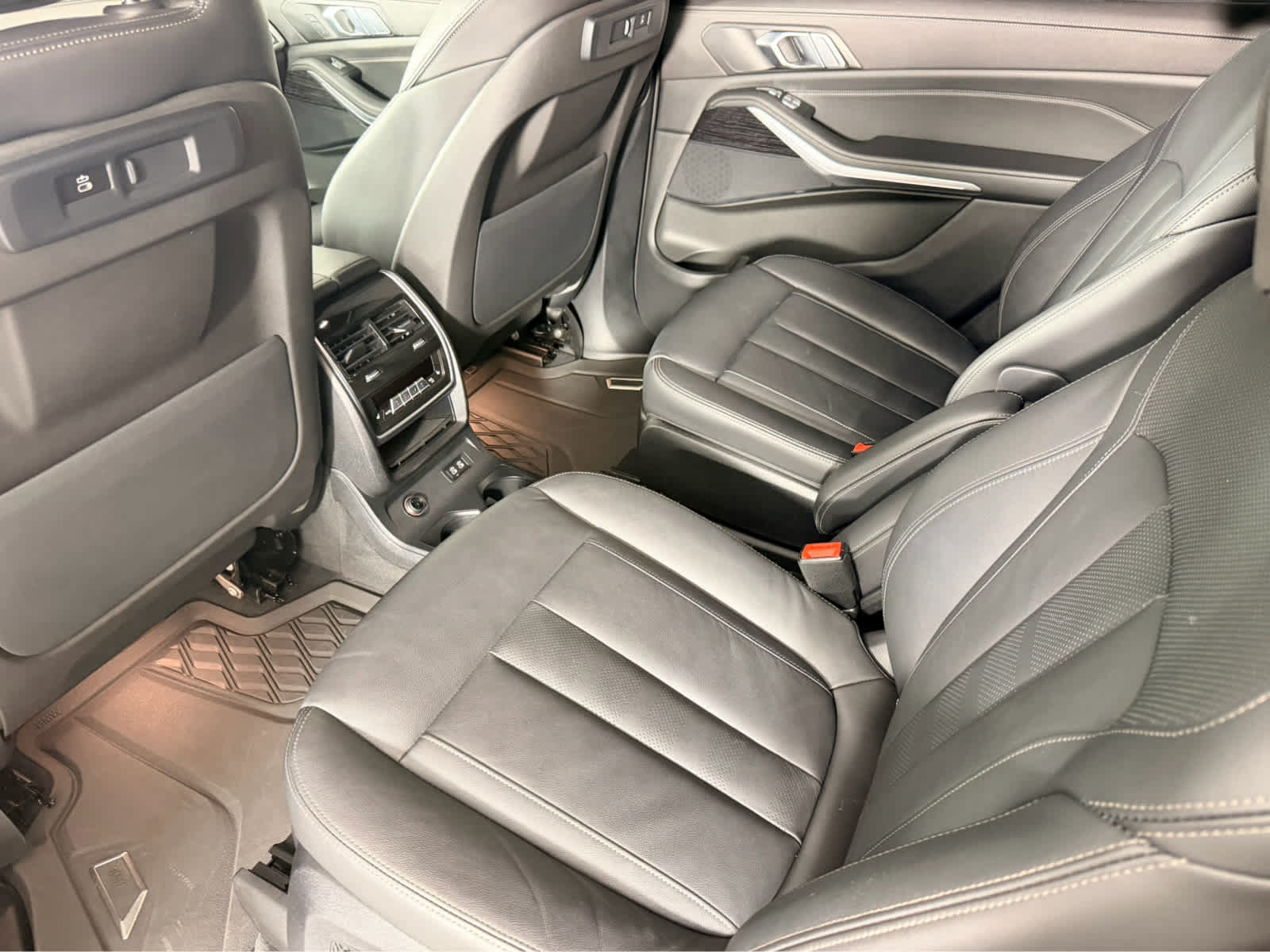 Used 2022 BMW X7 xDrive40i w/ M Sport Package AWD/4WD image 17