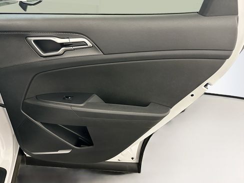 Used 2025 Kia Sportage LX image 30