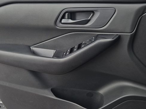Used 2024 Nissan Rogue S FWD image 18
